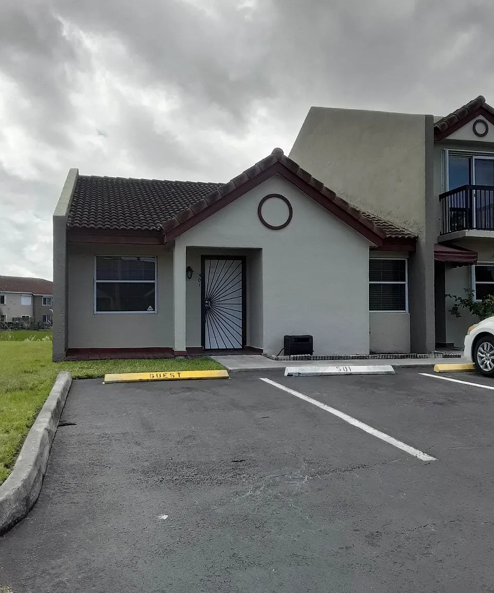 2 bed, 989 sqft, $2,300 — Photo 1