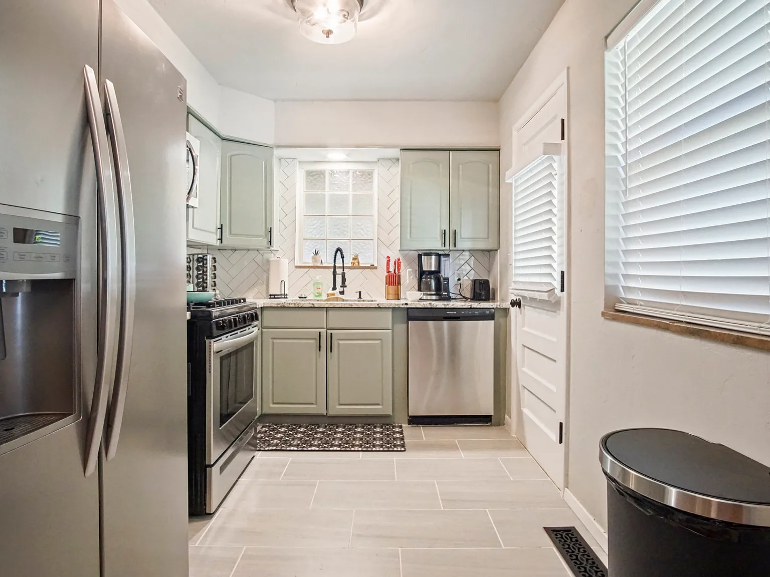2 bed, 920 sqft, $1,975 — Photo 2