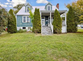 2104 Fort Robinson Dr, Kingsport, TN 37660