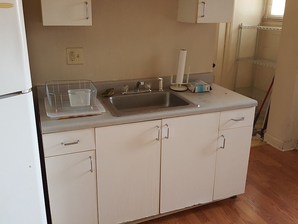2nd image of 834 W Washington St #1