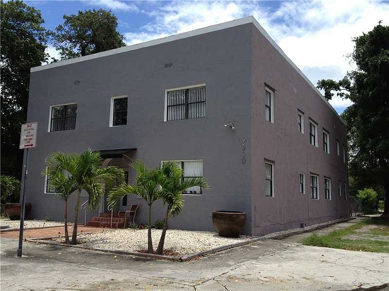 1st image of 2500 NE 192nd St APT 3