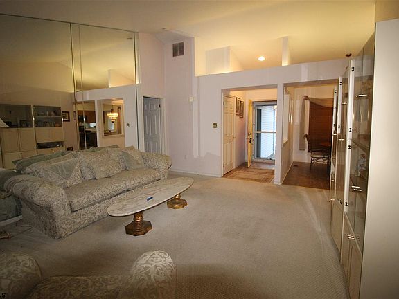 3rd image of 529 Saratoga Pl