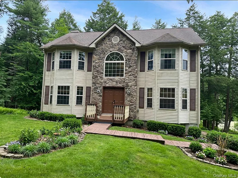 556 Airport Rd — Photo 1