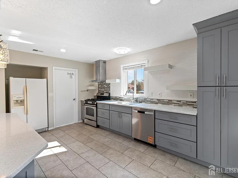 496 Westgate Dr — Photo 16