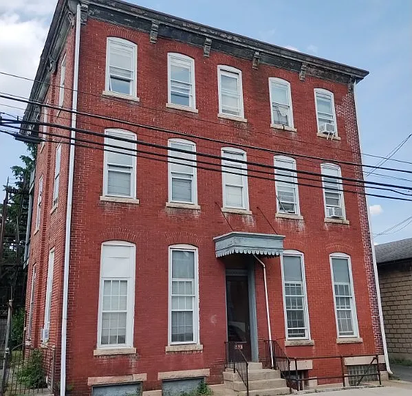 323 W Lehman St — Photo 1