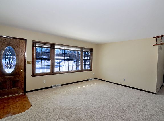 4th image of 10 Candlewick Ct