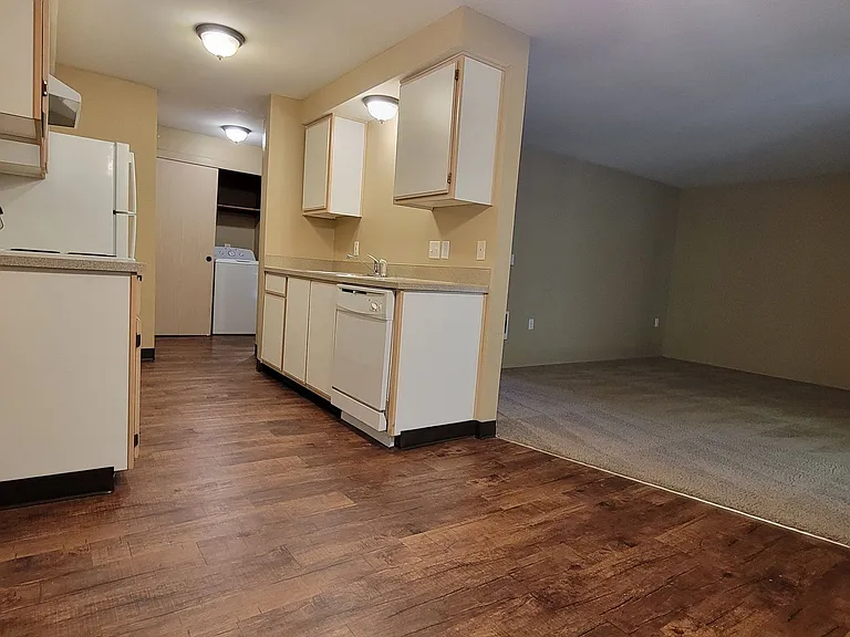 South Vista Apartments — Photo 11