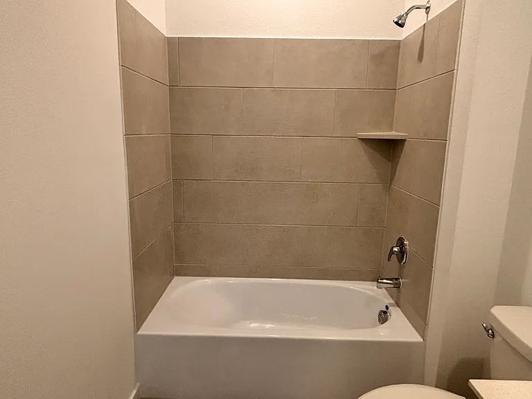 Bath tub in 2nd bathroom