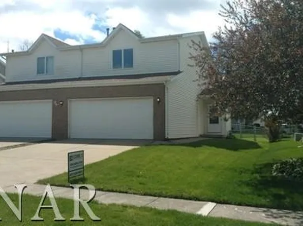 2741 Arrowhead Dr, Bloomington, IL 61704