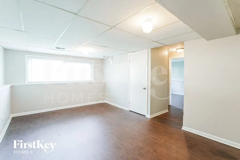 3 bed, 1.5 bath, 1560 sqft, $3,070 — Photo 3