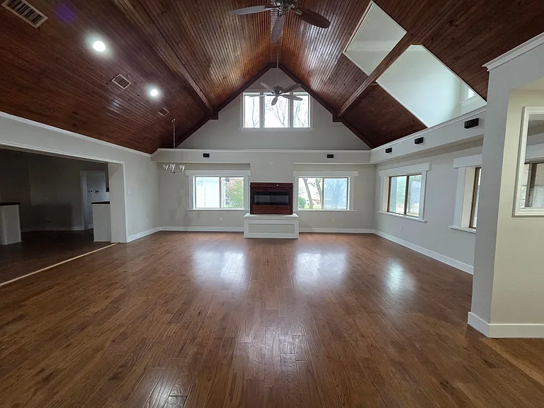 413 Sheila Ln — Photo 2