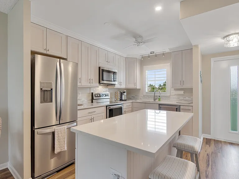 4049 Ocean Dr #204 — Photo 14