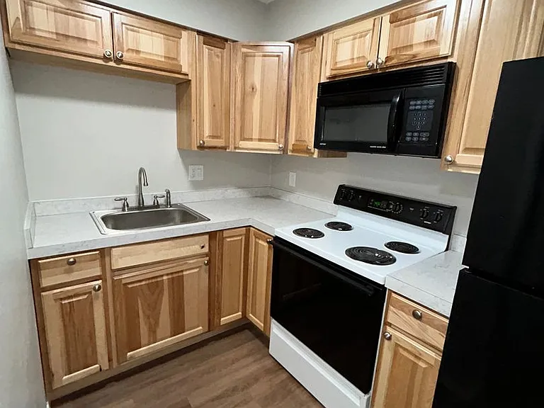 123 NW High St — Photo 10