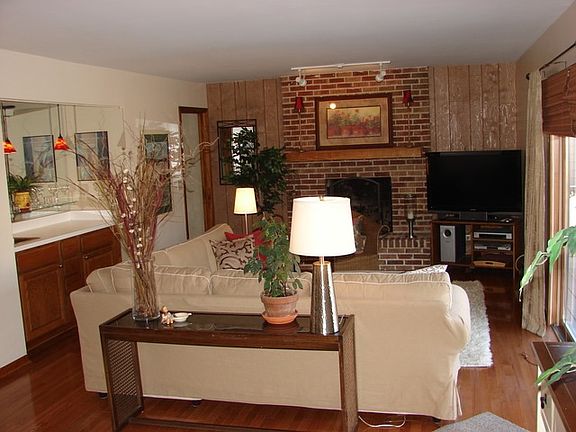 4th image of 469 Woodhollow Ln
