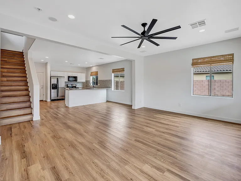 861 W Love Rd — Photo 6