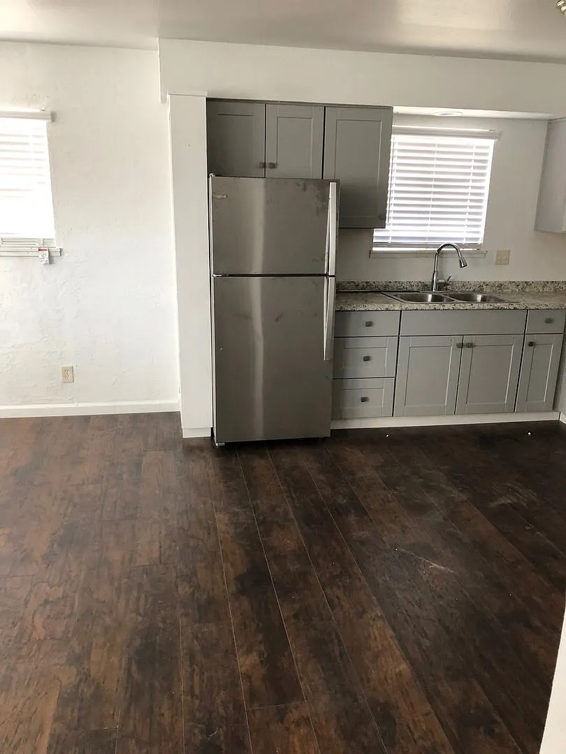 Locust Apartments — Photo 3