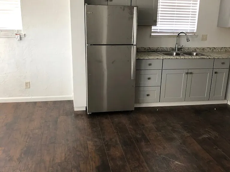 417 E Locust St — Photo 3