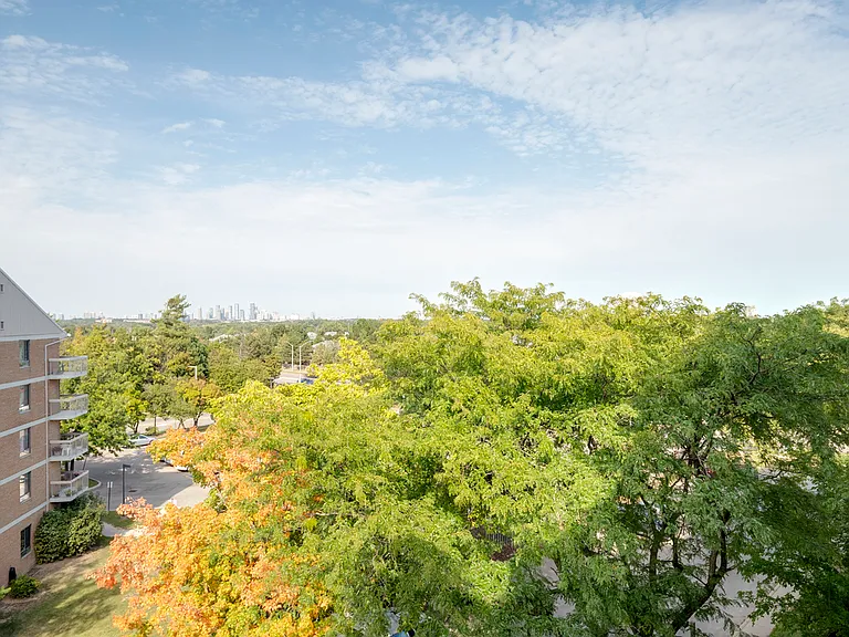 2285 The Collegeway — Photo 9