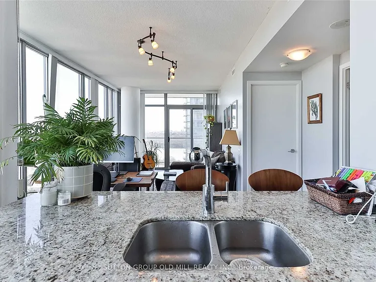105 The Queensway #2211 — Photo 2
