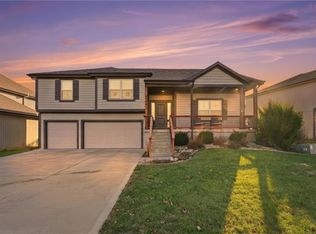 606 SE Colonial Dr, Blue Springs, MO 64014