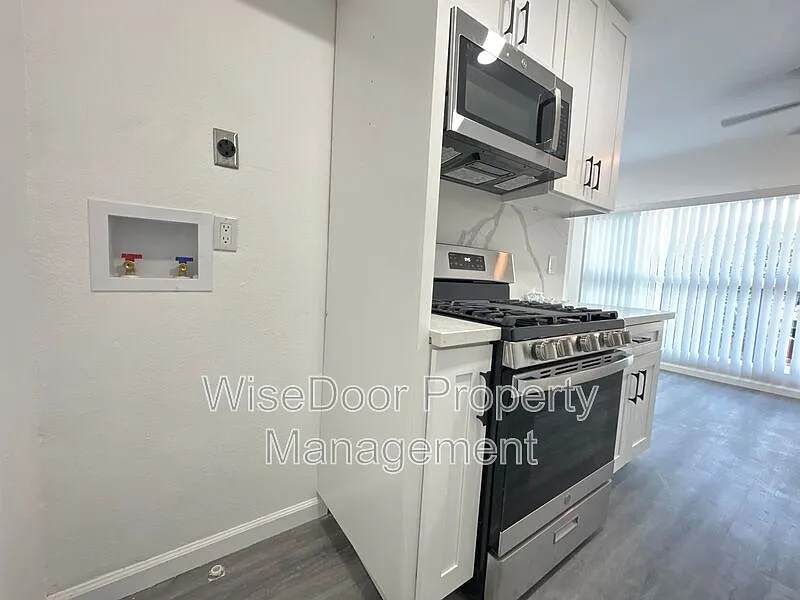 2 bed, 2.0 bath, 850 sqft, $2,795 — Photo 2