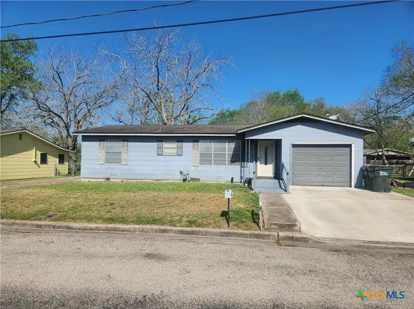 409 W 14th St, Shiner, TX 77984