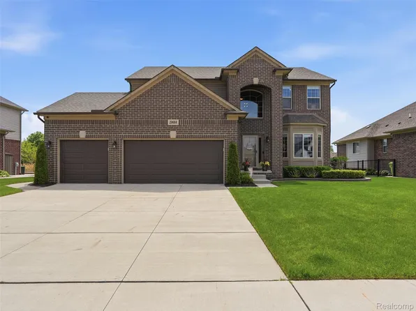 29684 Kevin Dr, Chesterfield, MI 48051