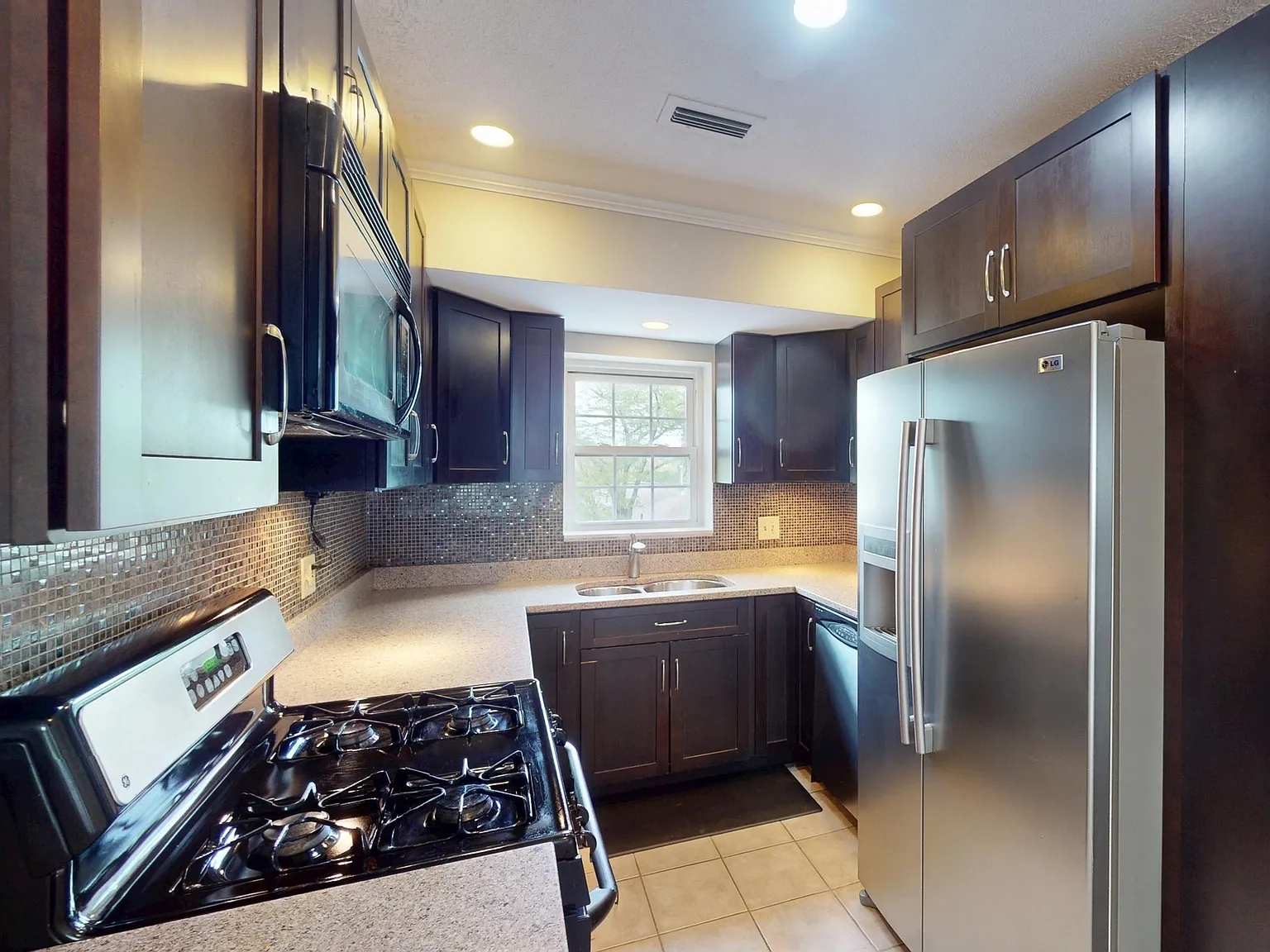 3 bed, 2.0 bath, 1057 sqft, $3,450 — Photo 2
