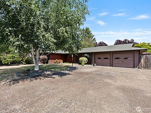 4th image of 1306 Greenwood Lane