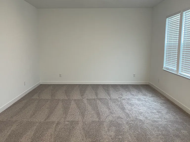 1717 Woods Edge Dr — Photo 3