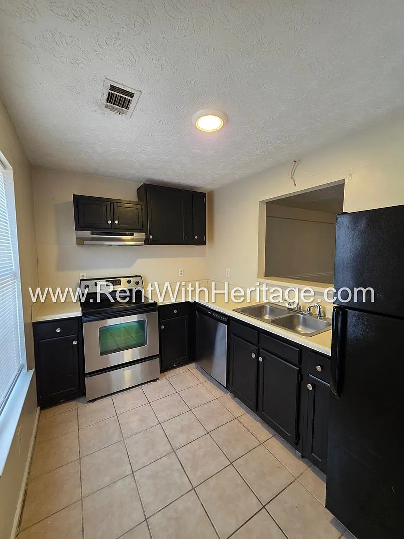 Amazing 2 Bedroom/ 2.5 Bath Townhome / Spacious Livingroom / Great Roommate Floorplan / Fenced Ya... — Photo 3