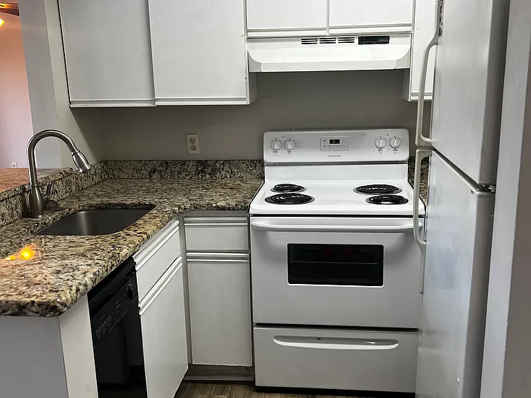 1600 Park Cir #702 — Photo 2