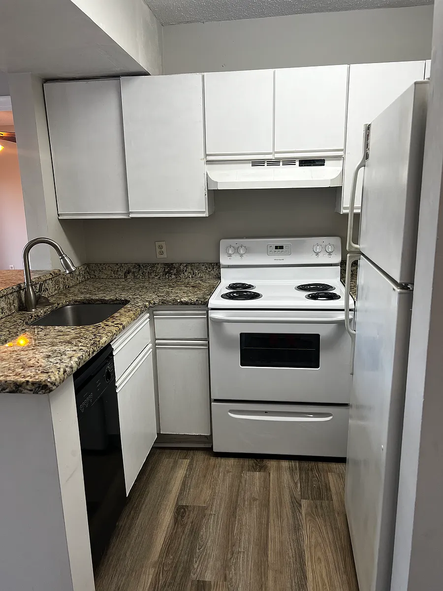Building Photo - 1600 Park Cir #702