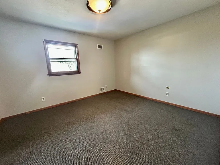 804-810 Powell Ave — Photo 7