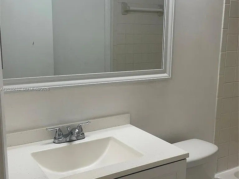 2811 N Oakland Forest Dr #206 — Photo 9