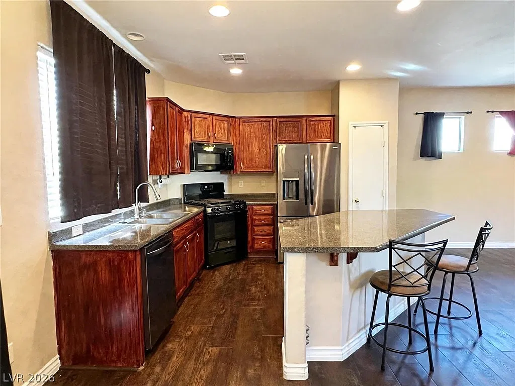 3 bed, 2.5 bath, 1799 sqft, $2,125 — Photo 2