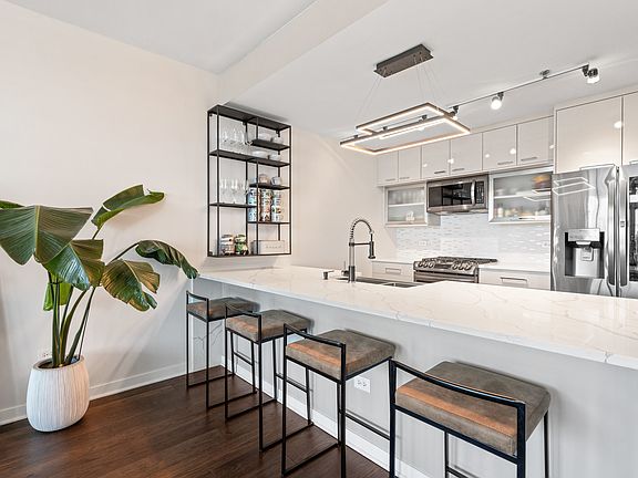3rd image of 757 N Orleans St #1303