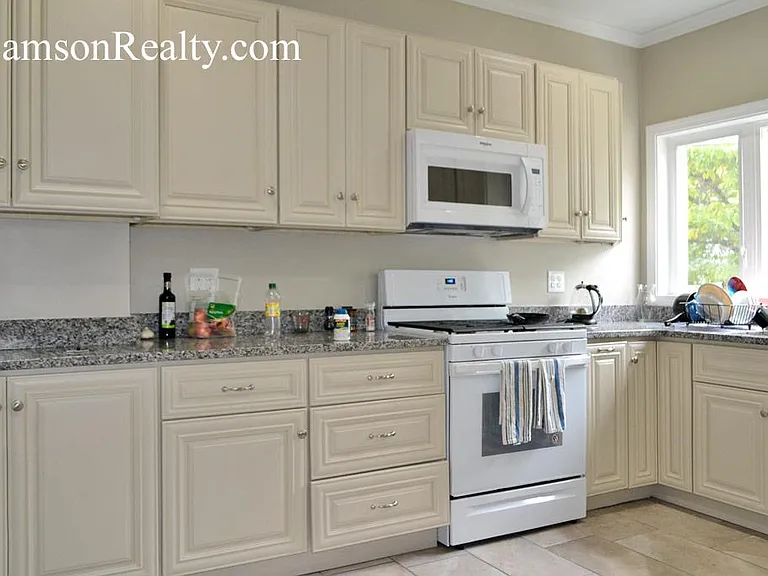 129 Benevolent St — Photo 4