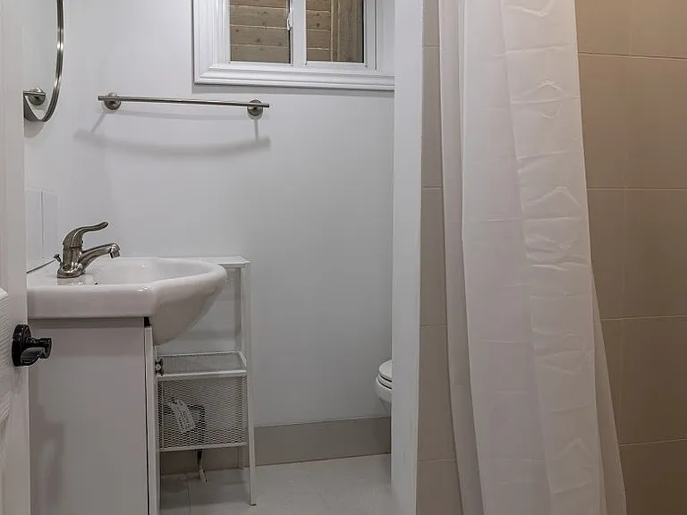 1064 Eastmount Ave E — Photo 15