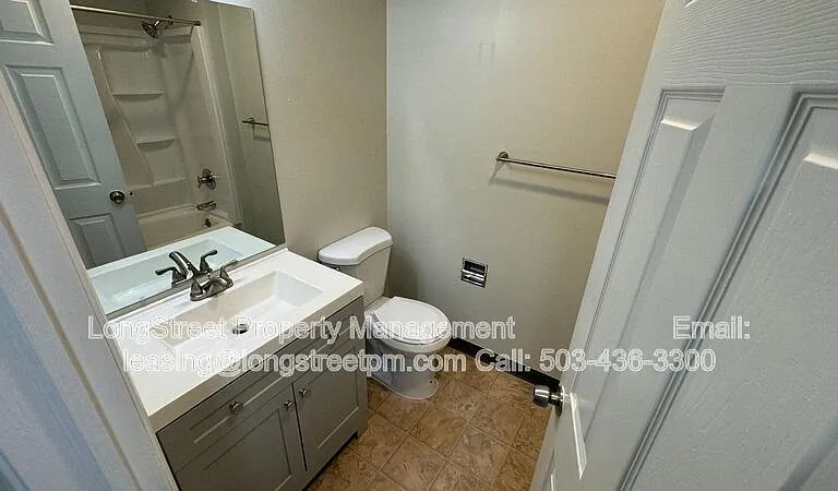 915 SW Adams Ave #7 — Photo 8