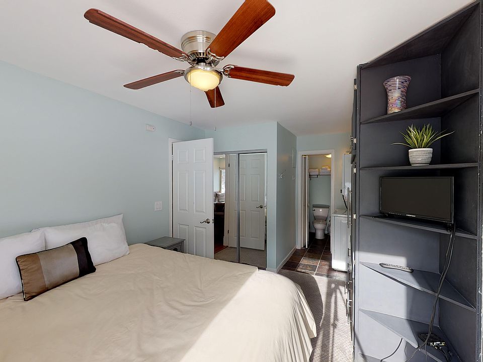Bedroom with 1 King Bed