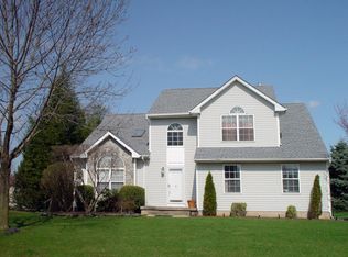 8 Zeller Dr, Somerset, NJ 08873
