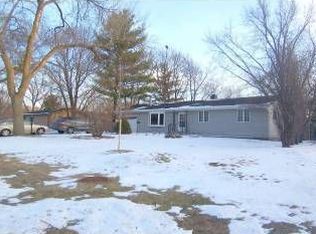 240 Mohawk Dr, Carol Stream, IL 60188