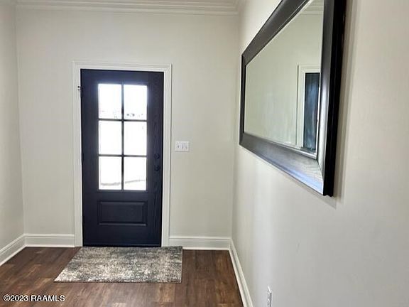 4th image of 121 Savannah St