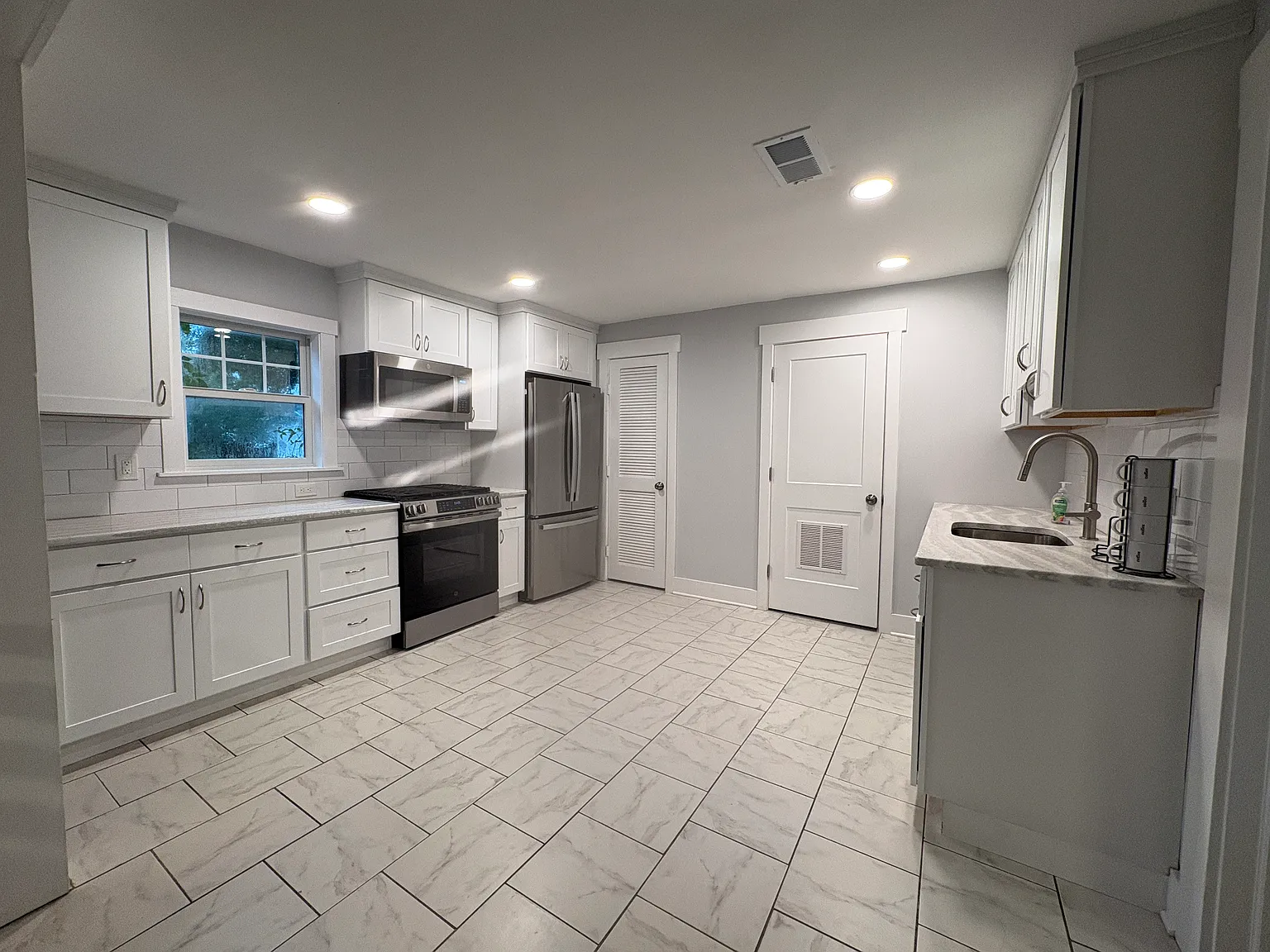 4 bed, 1500 sqft, $3,000 — Photo 2