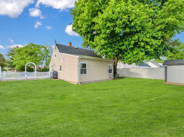 56 Bluegrass Lane, Levittown, NY 11756