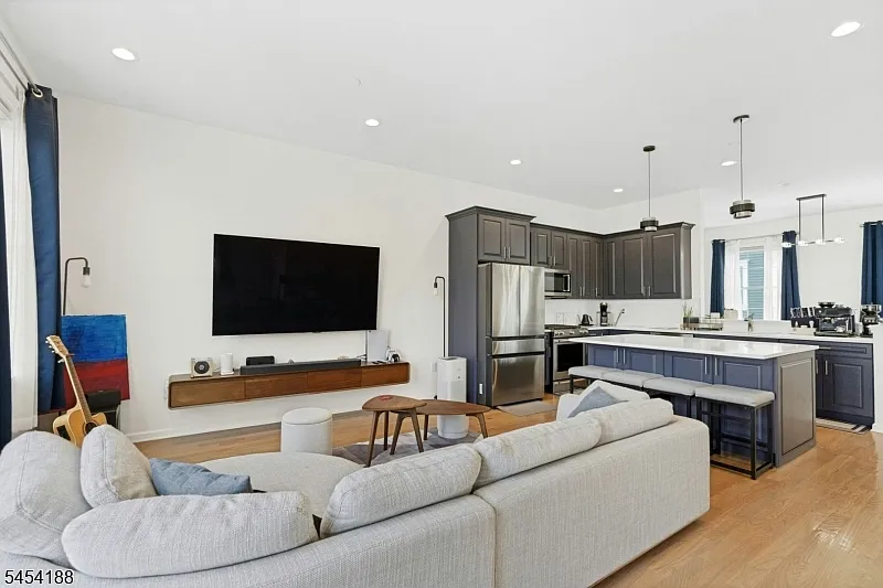 4 bed, 3.5 bath, 2300 sqft, $5,600 — Photo 2