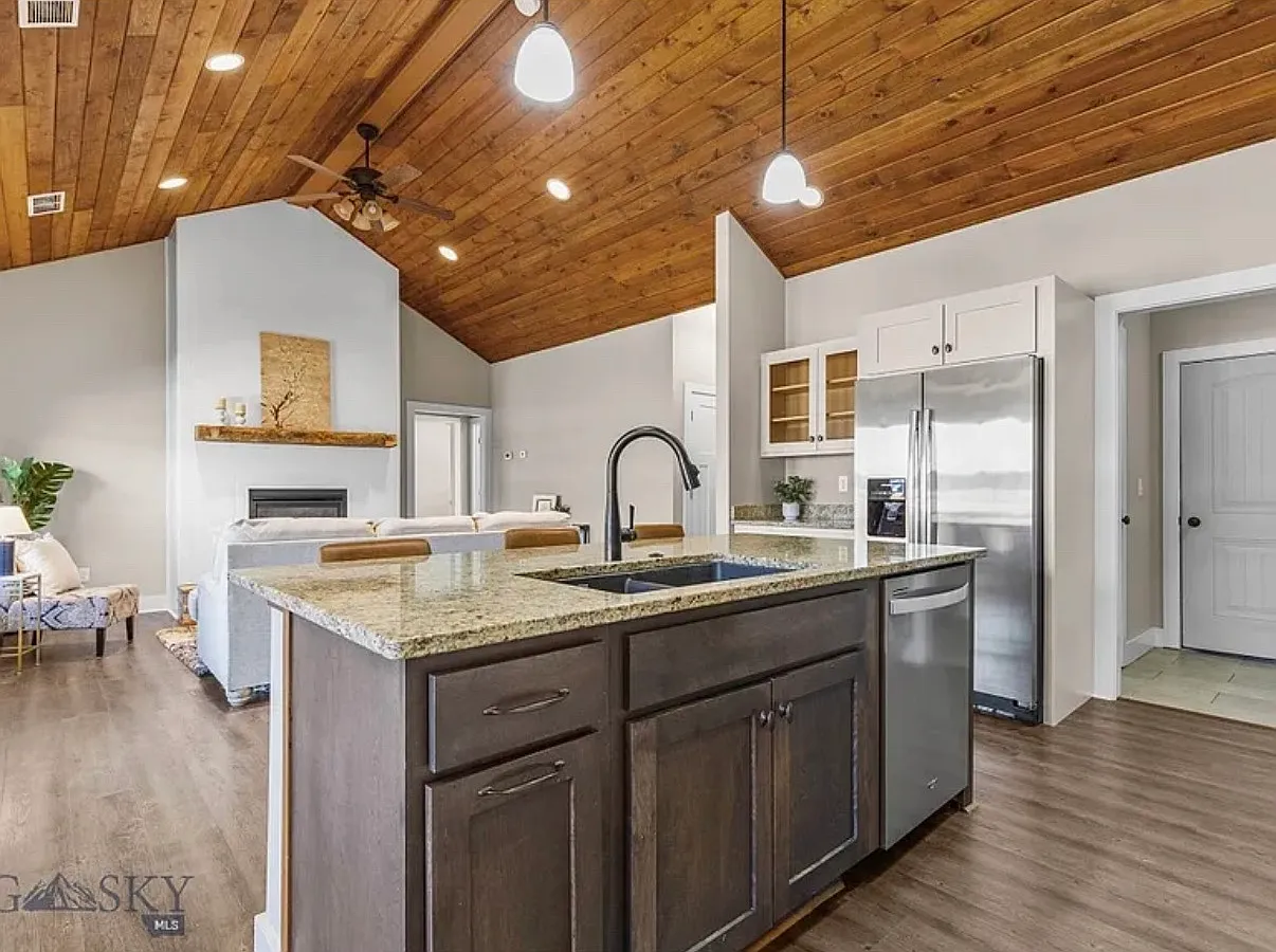 4 bed, 1690 sqft, $2,900 — Photo 3
