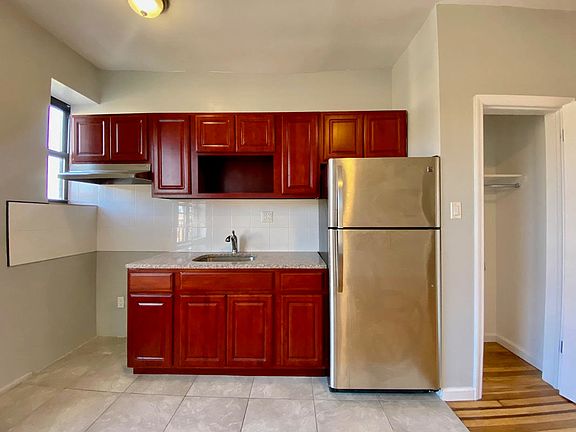 3rd image of 520 Lincoln Pl #B5
