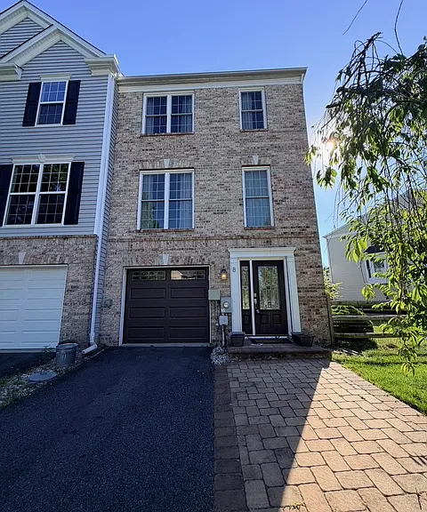 8 Crenshaw Ct — Photo 2